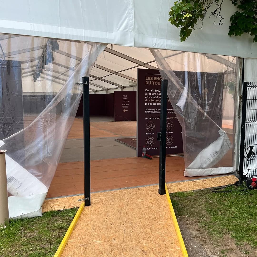 Amenagement evenementiel en panneaux bois apres pose