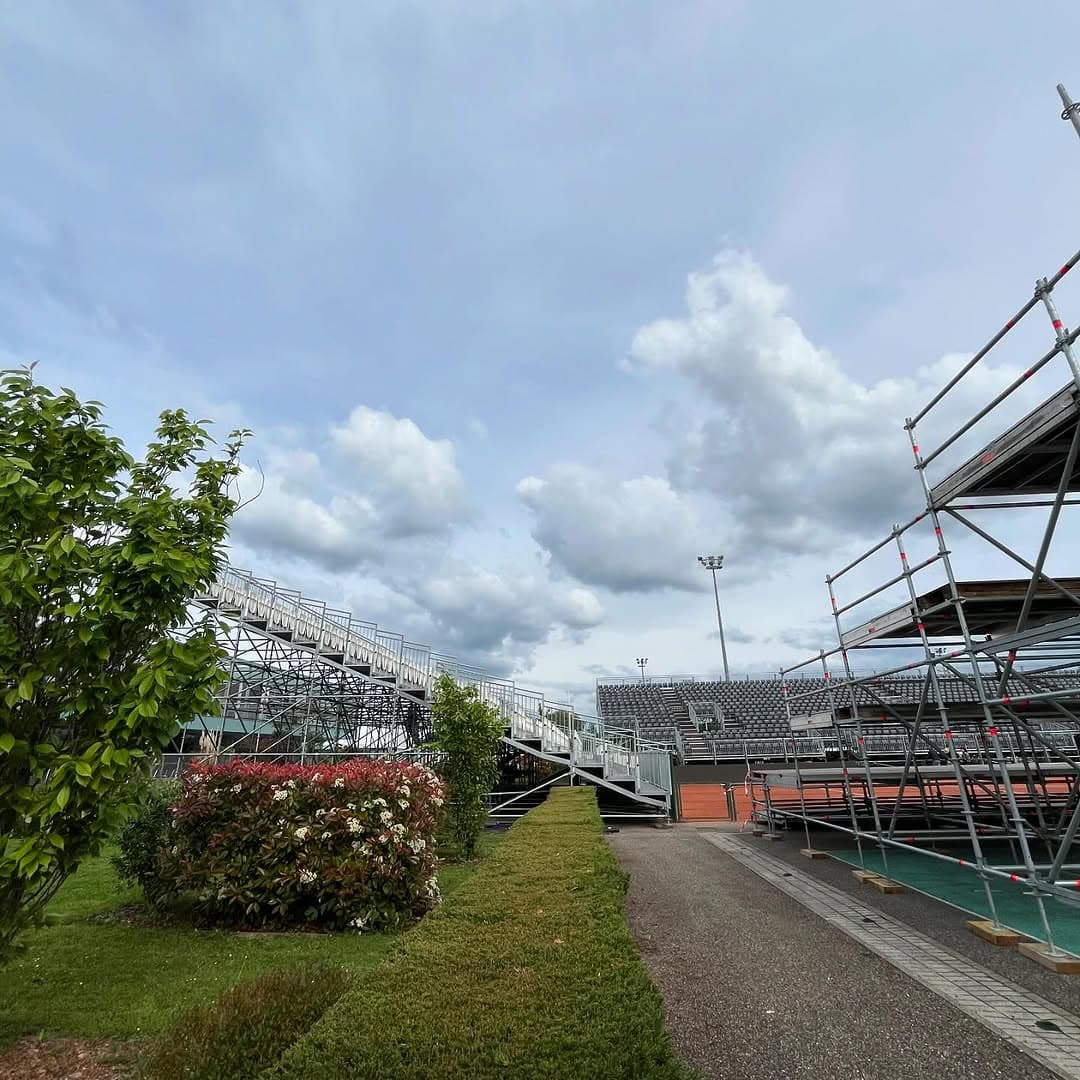 echafaudage site evenement tentes blanches