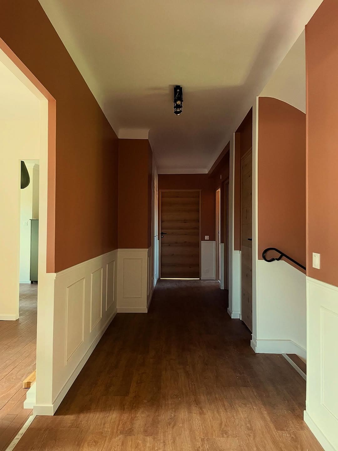 couloir boiseries peinture apres rafraichissement