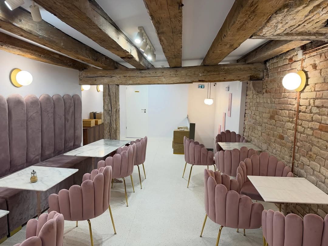 salle restauration poutres pierre apparente apres