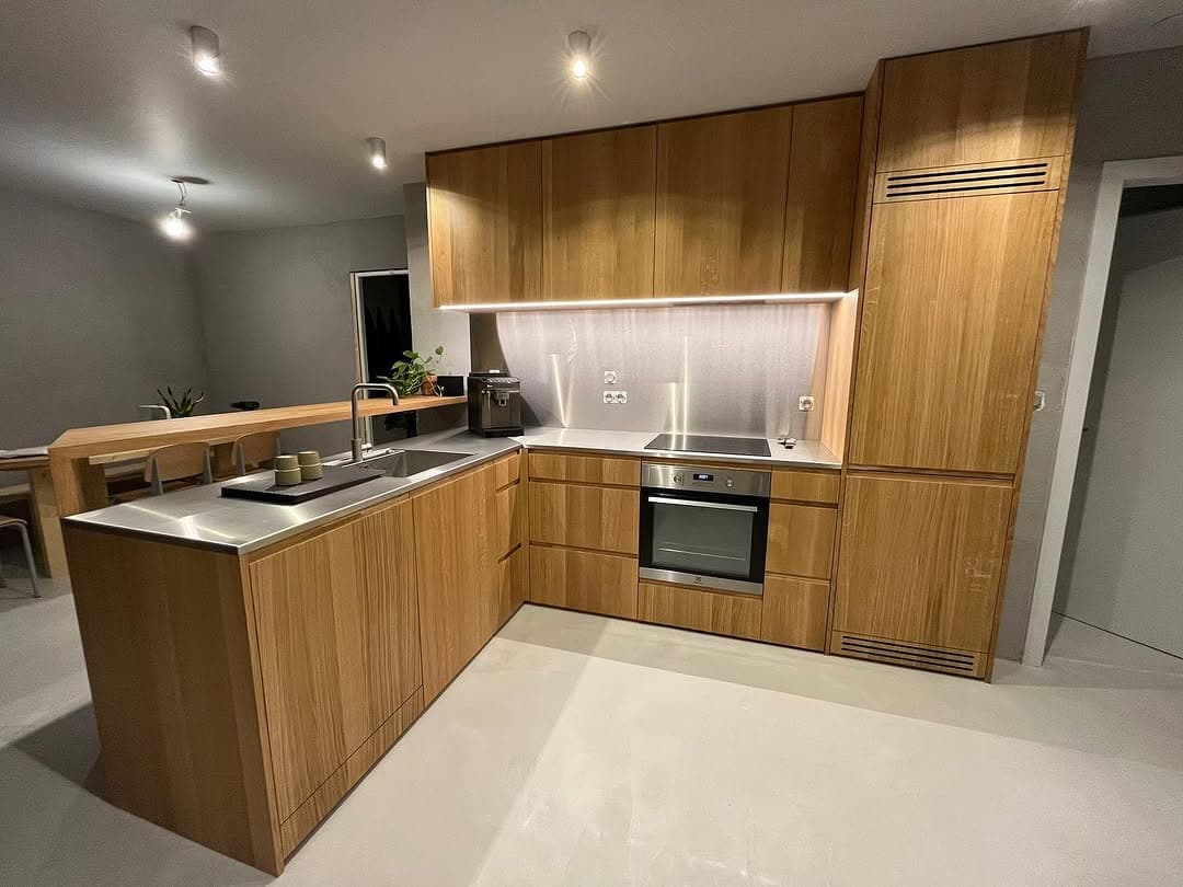 Cuisine en chêne avec îlot central, livrée après une rénovation clés en main à la Montagne Verte, Strasbourg