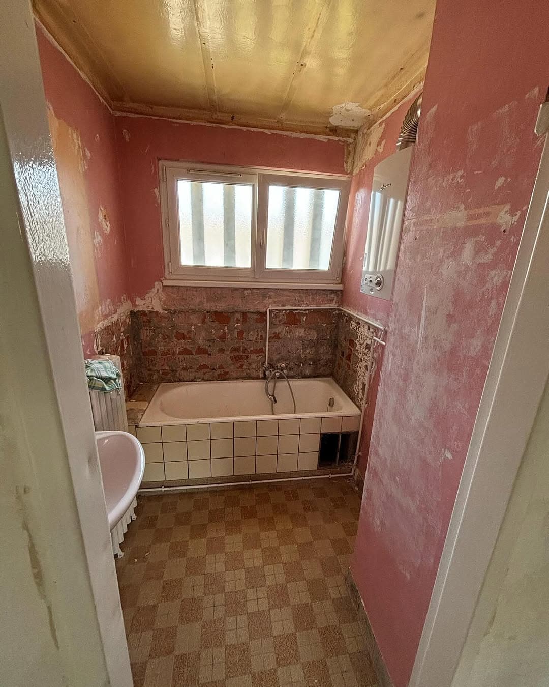 ancienne salle de bain baignoire avant