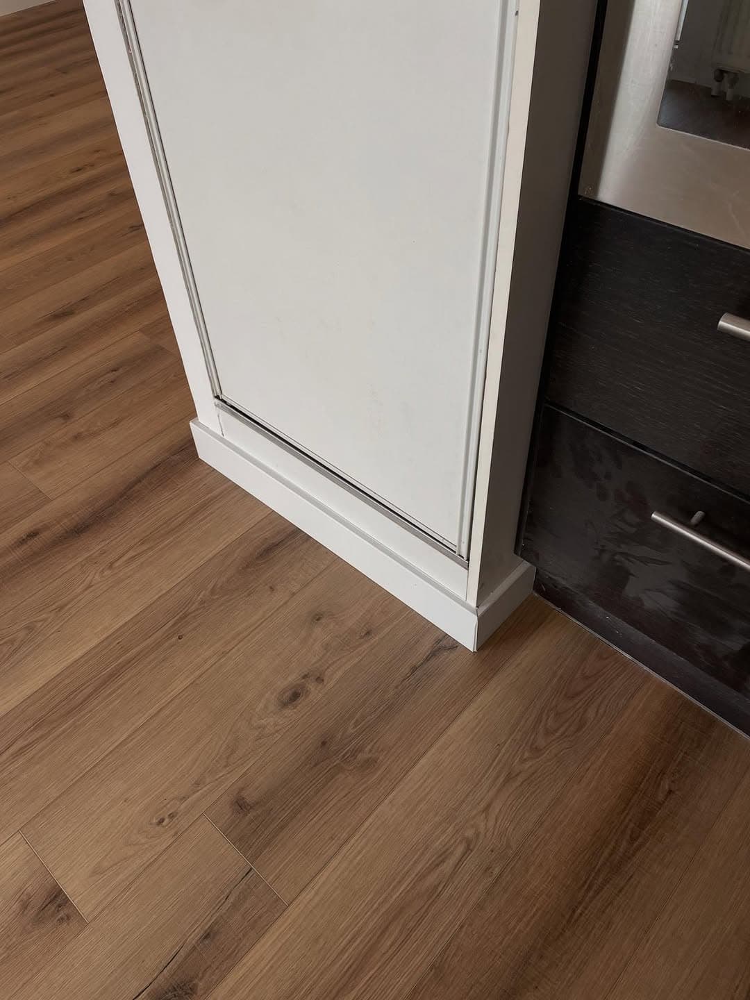 detail lame pvc imitation parquet plinthe cuisine