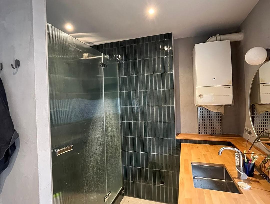 salle de bain douche carrelage vert apres