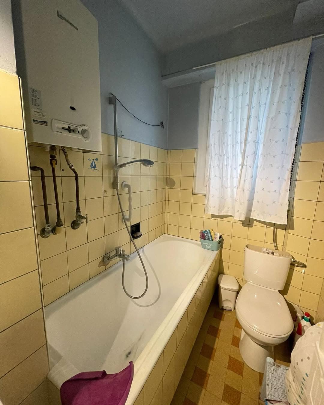 ancienne salle de bain baignoire carrelage jaune avant