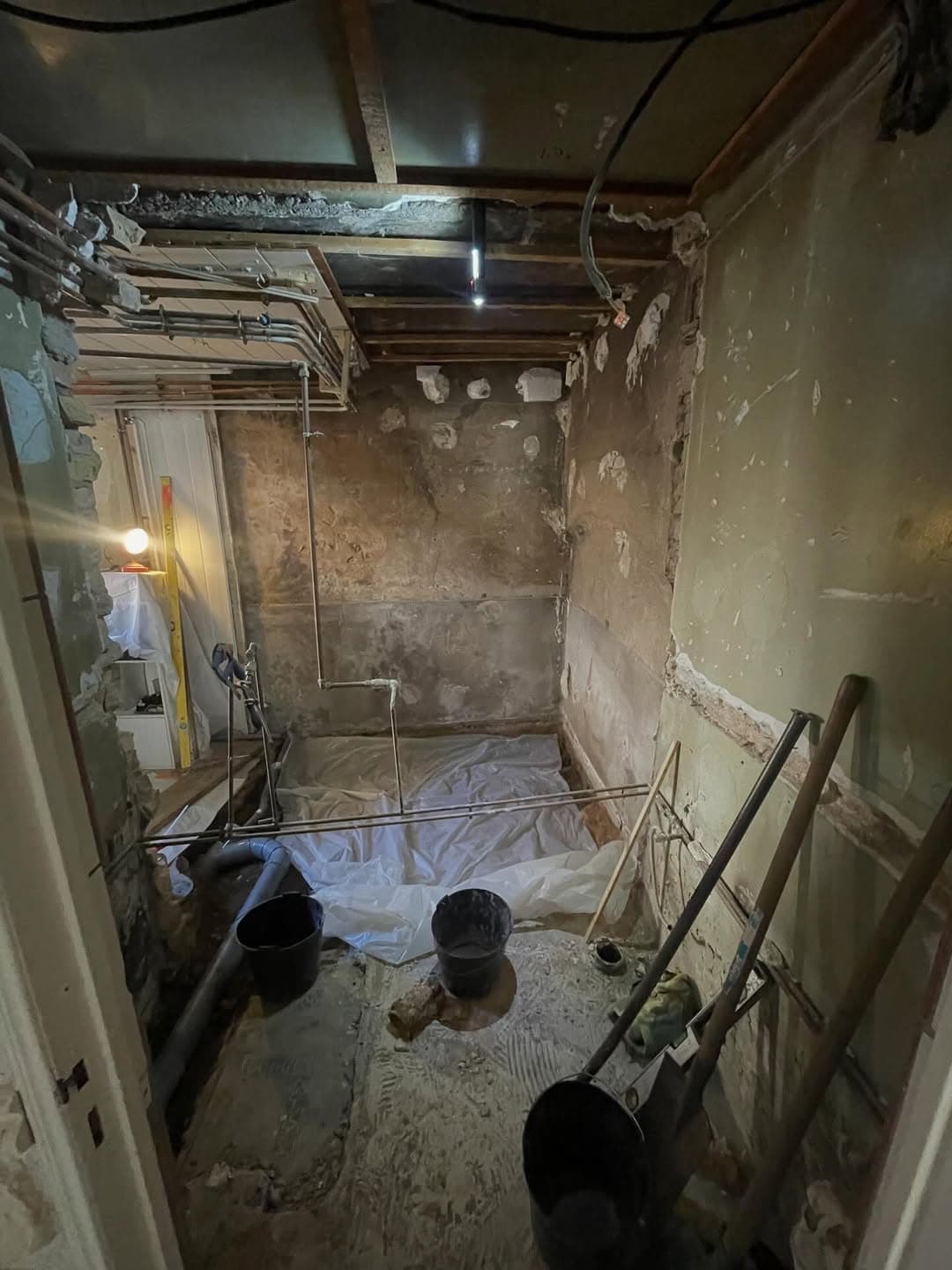 demolition complete reseaux apparents pendant travaux