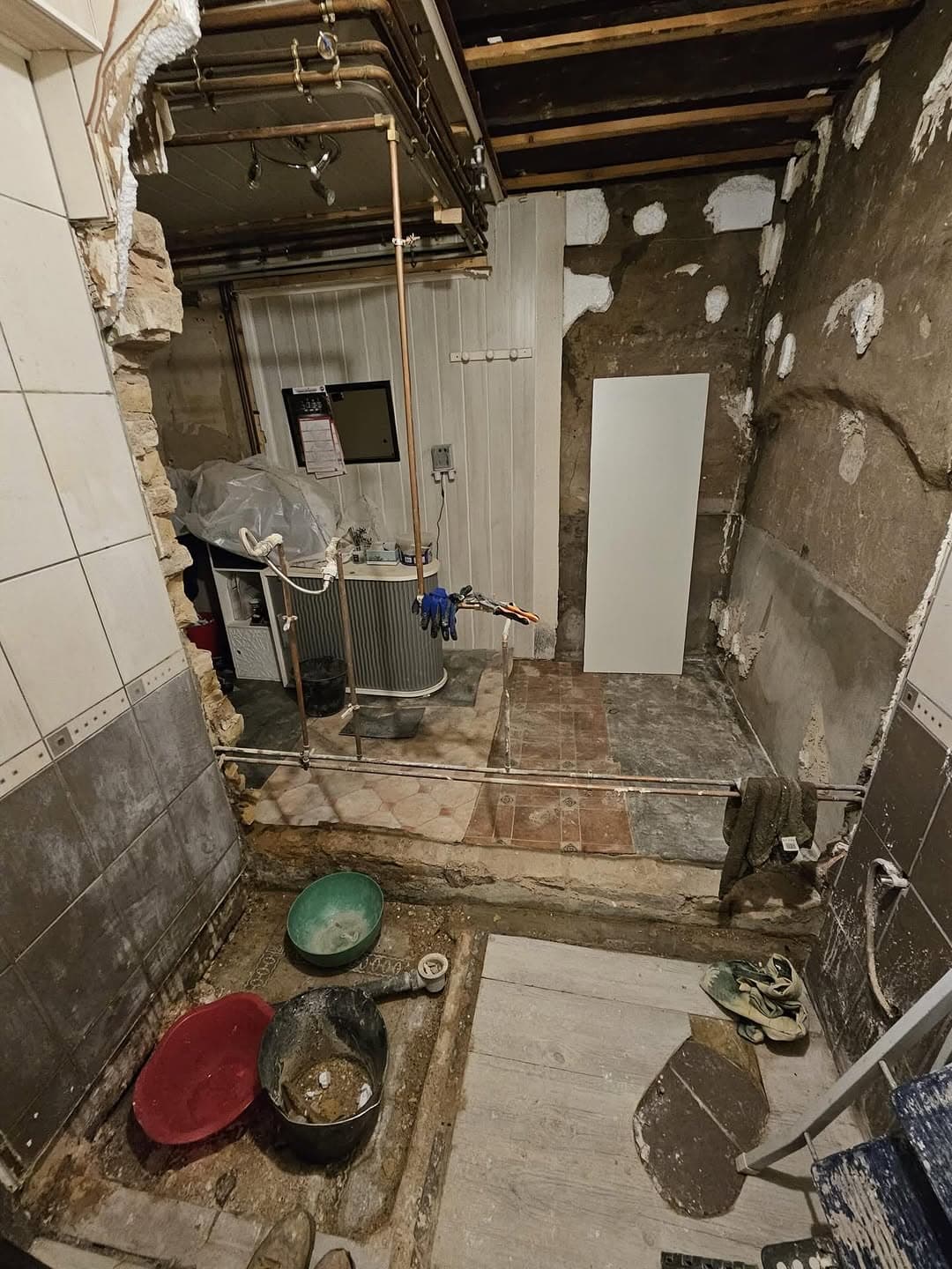 ancienne salle de bain depose carrelage pendant travaux
