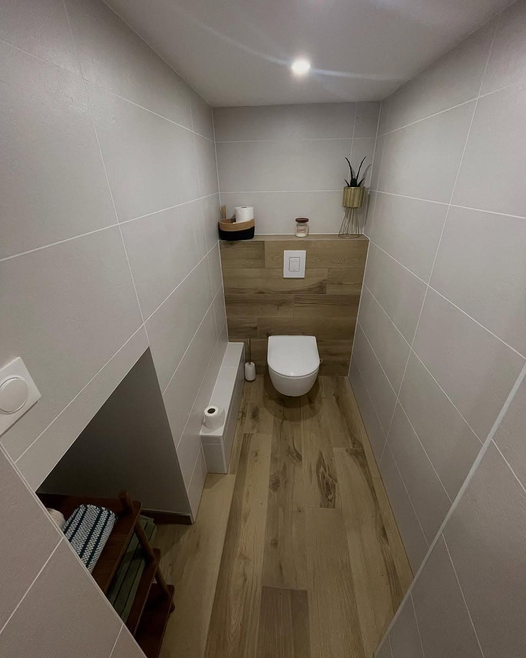 wc suspendu sol bois niche rangement apres